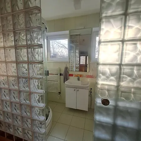 Cozy - 100m Beach, Ac, Workstation, Balcony, Backyard, Yoga Mat Apartment *
