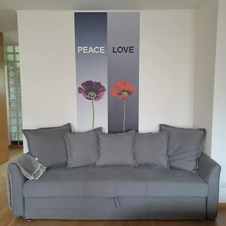 Apartment Cozy - 100m Beach, Ac, Workstation, Balcony, Backyard, Yoga Mat *